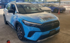 驾驶氢动力丰田Corolla Cross H2 Concept乘坐出租车