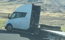 Tesla Semi 左转令人印象深刻