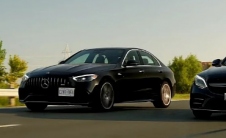 旧 Mercedes-AMG C 43 加速赛新 C 43 证明排量无可替代